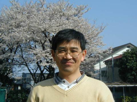 2003桜満開07(2003年4月6日)；山岸教頭先生